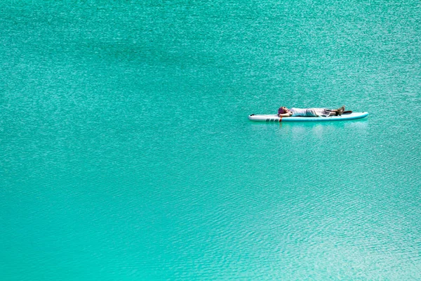 Fille Prend Bain Soleil Sur Une Sapa Sur Étang Avec — Photo