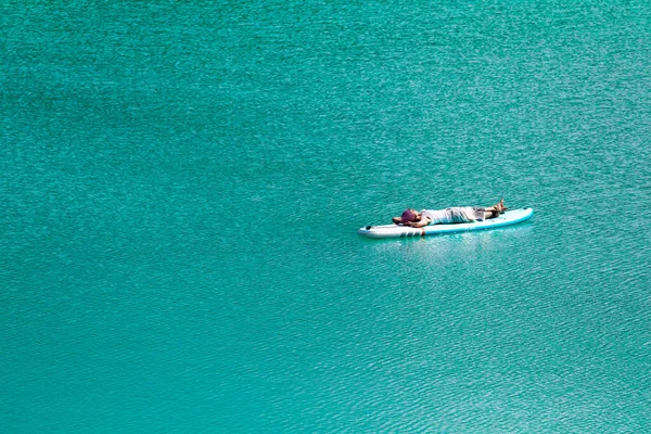 Das Mädchen Sonnt Sich Auf Einem Sapa Auf Einem Teich — Stockfoto