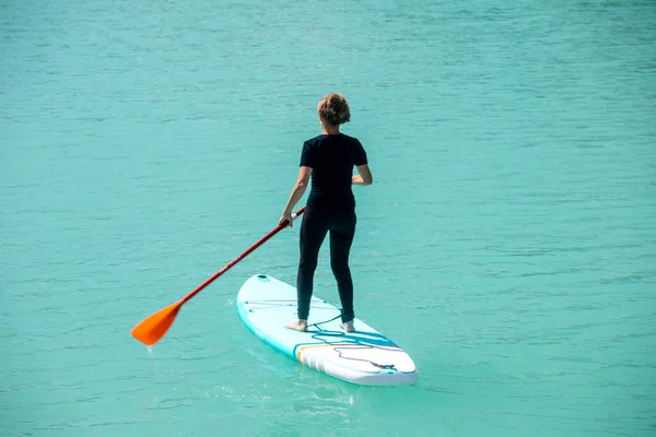 Sup Koncept Surf Roztomilá Mladá Žena Pádlování Krásném Jezeře Tyrkysovou — Stock fotografie