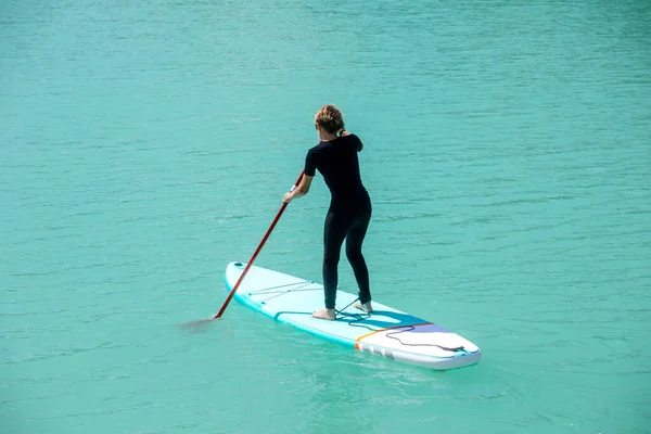 Sup Konzept Surfbrett Süße Junge Frau Paddelt Auf Einem Schönen — Stockfoto