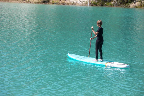 Sup Prancha Surf Conceito Jovem Bonito Está Remando Belo Lago — Fotografia de Stock