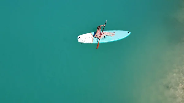 Uma Menina Vestido Flutua Uma Placa Mormo Uma Lagoa Com — Fotografia de Stock