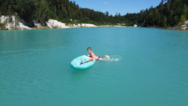 Une Fille Robe Flotte Sur Une Planche Morve Sur Étang — Photo