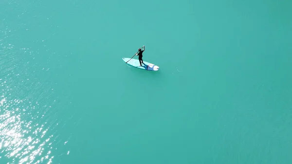 Une Fille Robe Flotte Sur Une Planche Morve Sur Étang — Photo