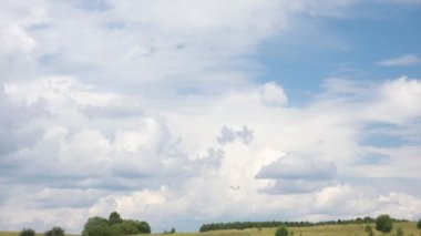 Gökyüzü zamanı kayması, güzel arka plan, gökdelenlerin gökyüzü zamanı, bulutlu mavi gökyüzü ve güneş, güneş doğarken bulutlar.