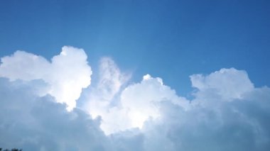 Gökyüzü zamanı kayması, güzel arka plan, gökdelenlerin gökyüzü zamanı, bulutlu mavi gökyüzü ve güneş, güneş doğarken bulutlar.