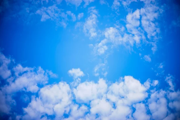 Nube blanca en el cielo —  Fotos de Stock