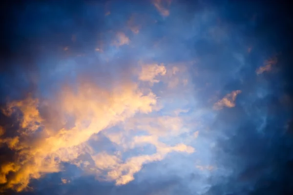 Puesta de sol con nube naranja —  Fotos de Stock