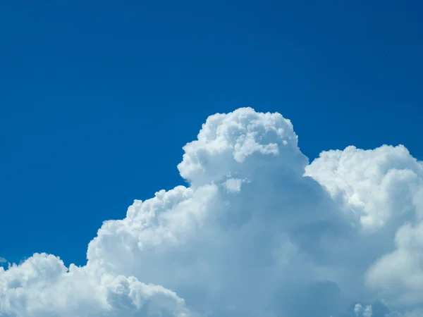 Nubes de lluvia en el cielo azul —  Fotos de Stock