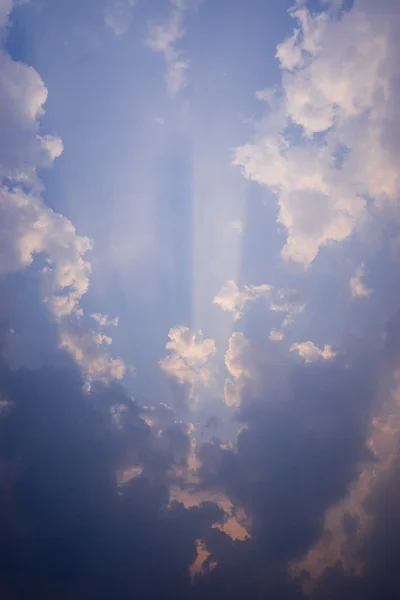 Nube y rayos en la puesta de sol —  Fotos de Stock