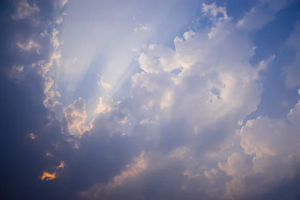 Nube y rayos en la puesta de sol —  Fotos de Stock