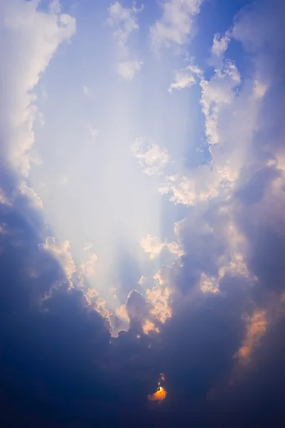 Nube y rayos en la puesta de sol —  Fotos de Stock