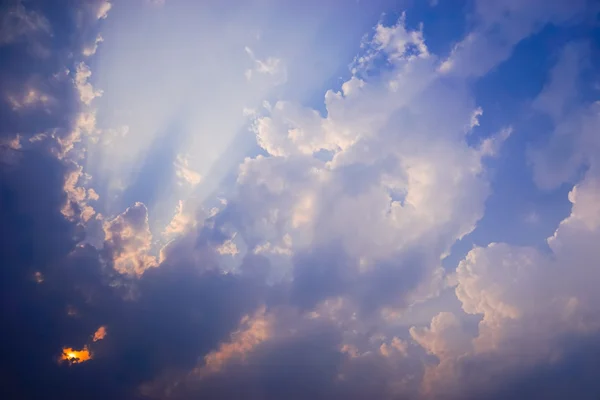 Nube y rayos en la puesta de sol —  Fotos de Stock