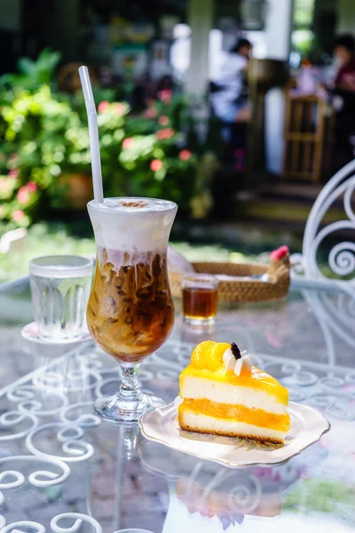 Petit gâteau orange dans le café extérieur — Photo