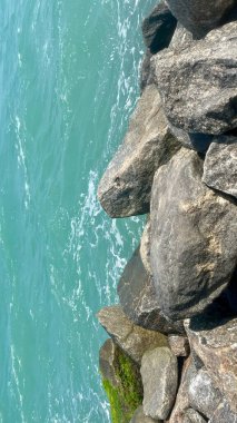 Turkuaz Denizi ve Kıyı Kayalıkları Genel Görünümü