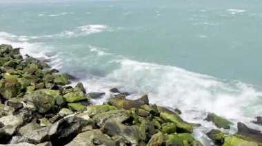 Sahildeki kayalara vuran deniz dalgalarının manzarası