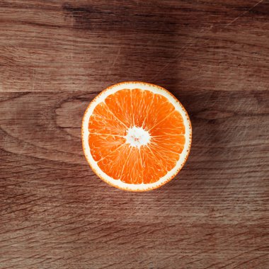 Ahşap arka planda taze portakal