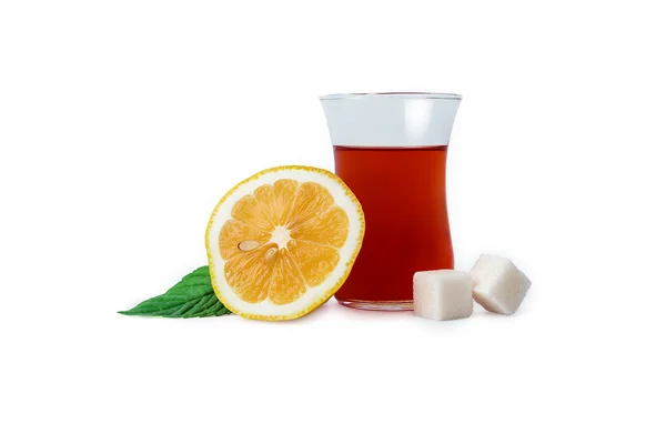 Glas mit traditionellem türkischen Tee mit Zitronen- und Zuckerwürfeln isoliert auf weißem Hintergrund — Stockfoto