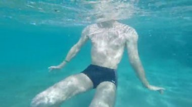 insanlar sıcak mavi su altında dalış. 