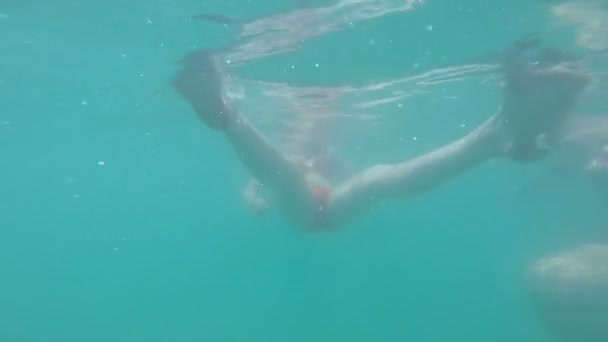 belles filles nageant dans l'eau chaude cyan .