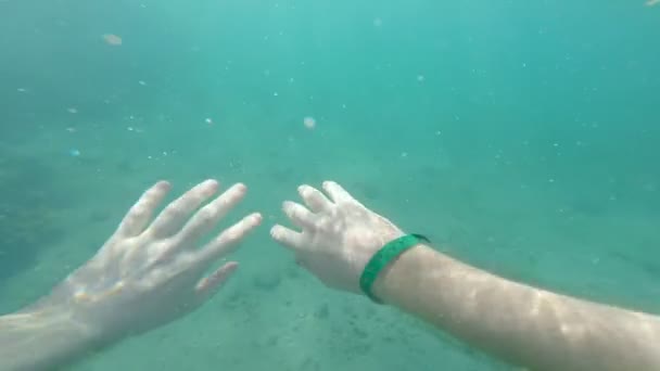 Snorkeling a gyönyörű tenger. — Stock videók