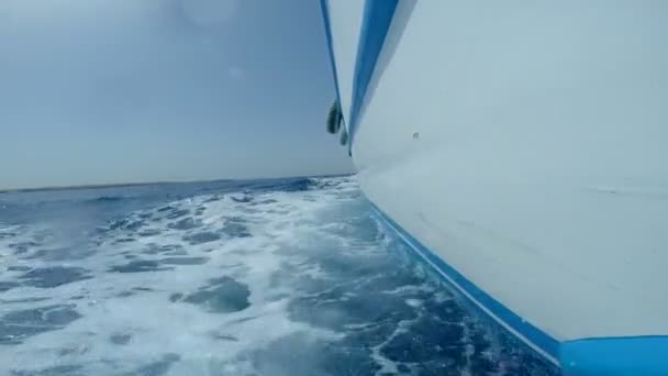 Éclaboussures d'eau derrière le yacht . — Video