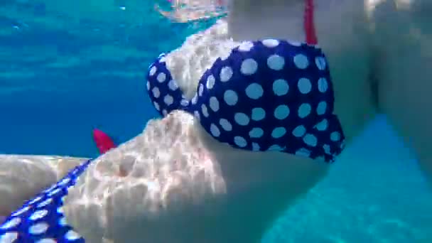 Bela mulher nadando na água quente ciano . — Vídeo de Stock