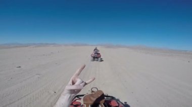 Çölde Atv sürüş.