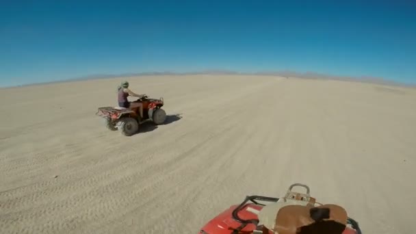 Conducir el ATV en el desierto . — Vídeo de stock