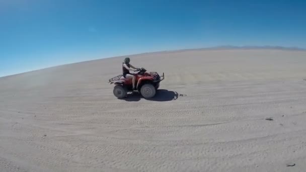 Driving the ATV in the desert. — Stock Video