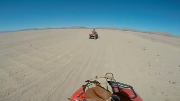За рулем квадроцикла в пустыне . — стоковое видео