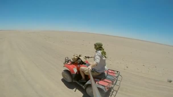 Водіння на Atv в пустелі. — стокове відео