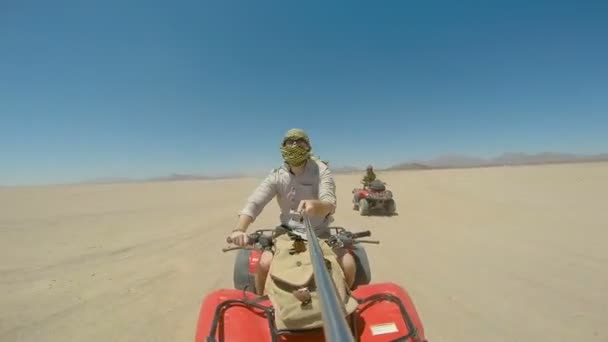 Conduire le VTT dans le désert . — Video