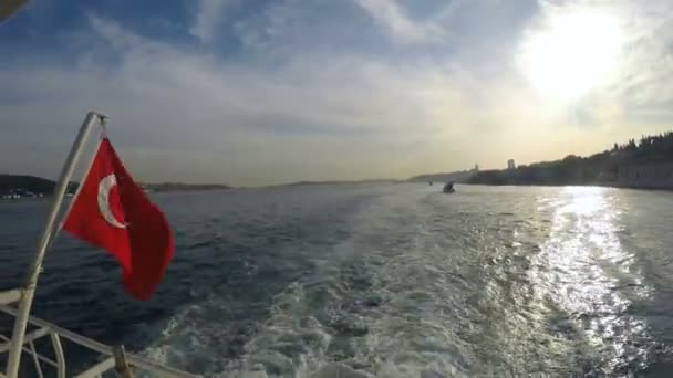 Prachtig uitzicht op de kust vanaf de veerboot. — Stockvideo