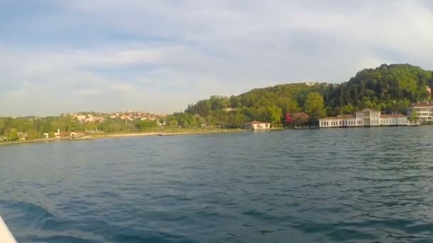 Belle vue sur la côte depuis le ferry . — Video