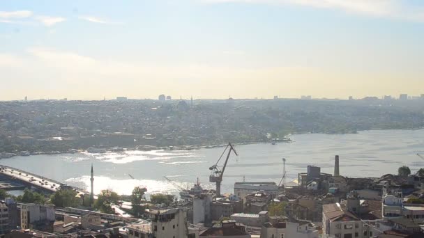 Belle vue sur la ville depuis le sommet du bâtiment . — Video