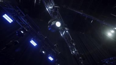 Düşük açılı sahne üzerinde güçlü ışıklandırma ekipmanı sistemi. Festival salonundaki parlak spot ışıkları aydınlatıcı müzik şovu