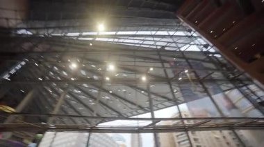 Yuvarlak hareket, uzun cam salonda modern konser salonunun tam görüntüsünü yakalıyor. Yansımalar yer ve hareket dinamik hissi yaratır