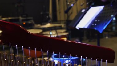 Müzik aletleri konser salonuna karşı geniş bir sahnede duruyor. Konser sırasında konser için büyük çanlar ve davullar içerir.