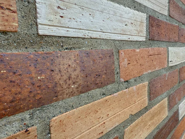 Üst üste binen terracotta fayans dokusunun yakın açılı görüntüsü - kırmızımsı kahverengi renk