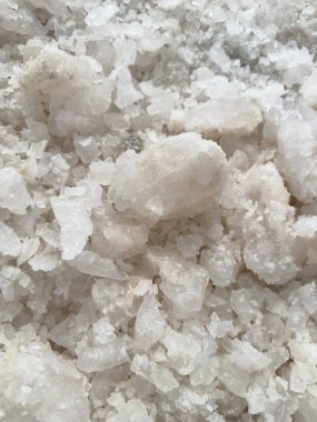 Büyük rafine edilmemiş beyaz tuz kristallerinin makro yakın çekimi - desenli arka plan