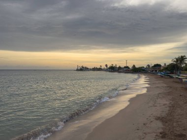 Adcora 'da gün doğumu, Venezuela' nın Falcn eyaletinde bir sahil kasabası. Yumuşak dalgalı tropikal bir sahil