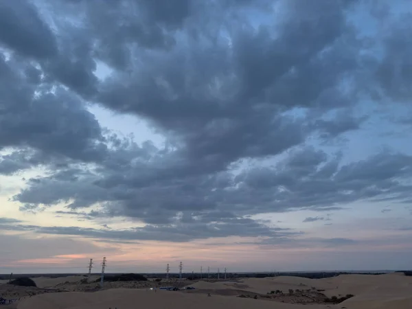 Los Mdanos de Coro, Venezuela Kurak kum tepeleri üzerinde etkileyici bulutlar