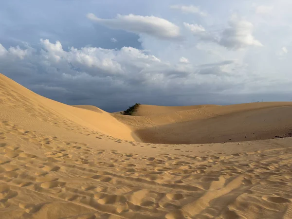  Kurak kumlu çölün panoramik manzarası. Yuvarlanan kum tepeleri ve dağınık bulutlar. Coro Dunes, Venezuela