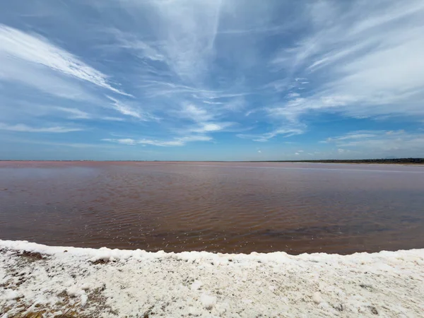 Pembe Tuz Gölü Ufkusu 'nun Geniş Açı Manzarası Beyaz Tuz Kıyısı ve Dramatik Mavi Gökyüzü - Salinas de Cumaragua