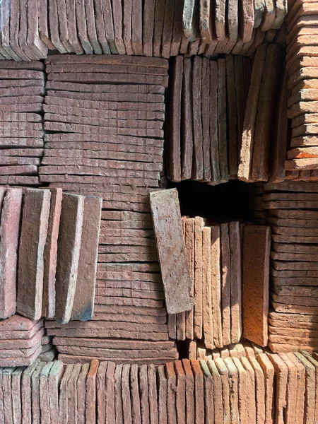  Yeşil çam ve parlak toplarla süslenmiş çeşitli kırmızı süslemelerle dolu Noel arkaplanının ayrıntıları