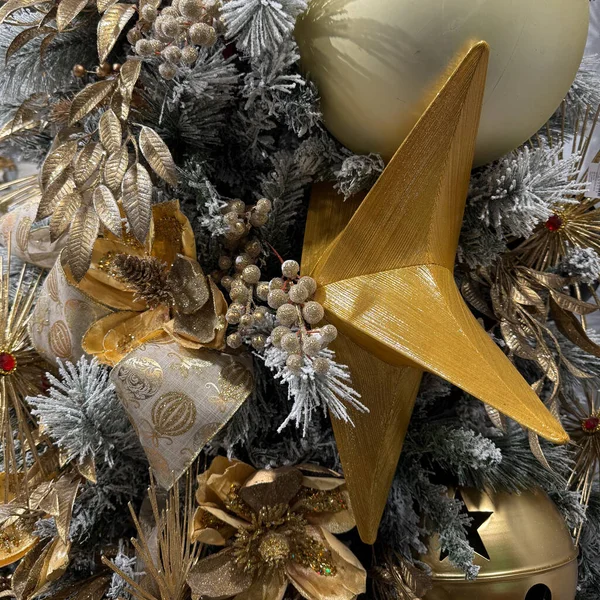  Yeşil çam ve parlak toplarla süslenmiş çeşitli kırmızı süslemelerle dolu Noel arkaplanının ayrıntıları