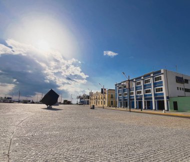 Parlak güneşin altında parke taşı plaza ve sömürge binaları Puerto Cabello 'nun Tarihi Merkezi