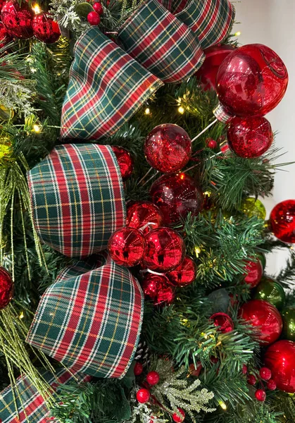 Kırmızı ekose kurdele ve süslerle Noel Ağacı Dekorasyonu