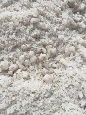 Yakın plan Çiğ Kakao Fasulyeleri Çikolata Üretim Süreci İçin Muz Yaprağı Altında Fermantasyon Yapıyor